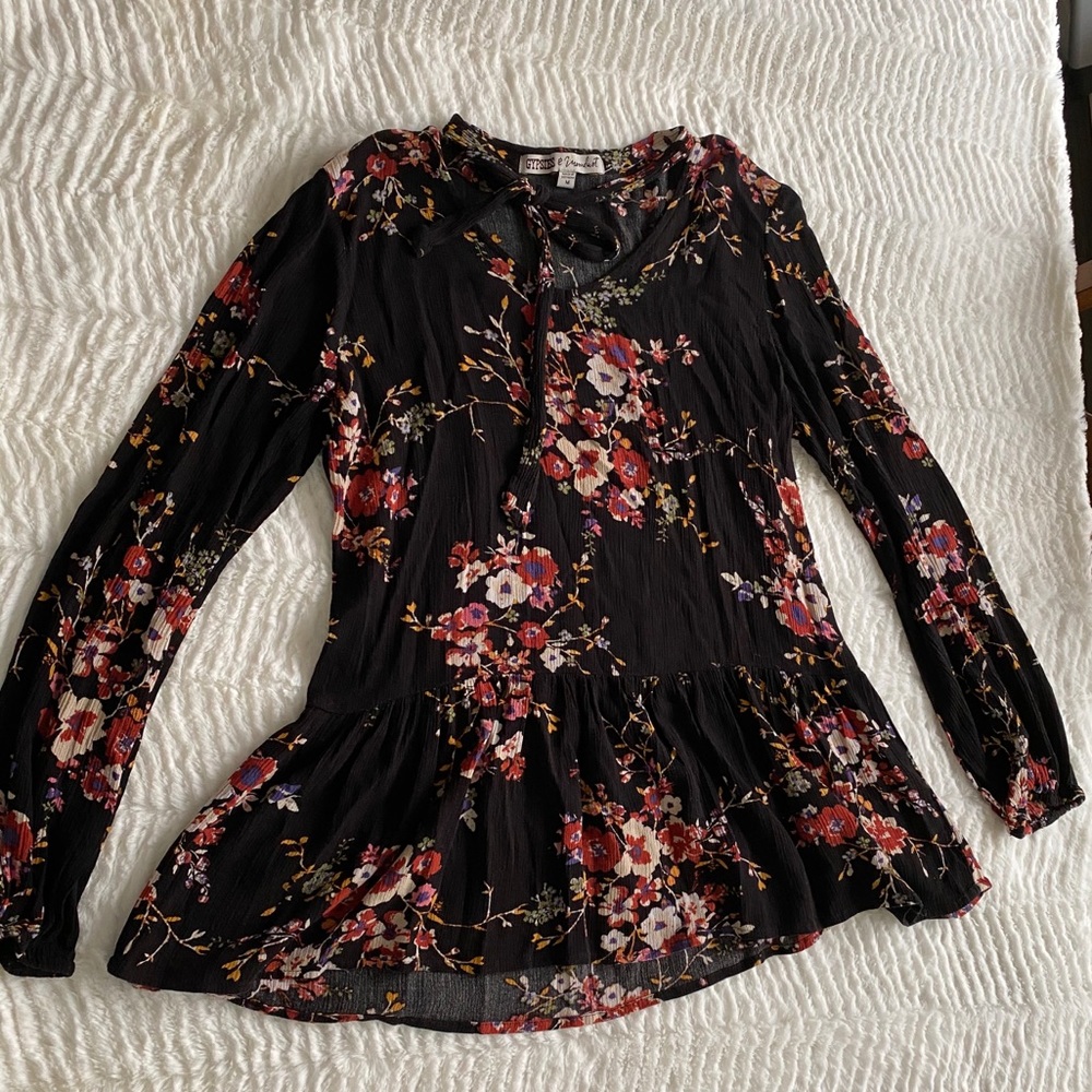 💥4/$20💥 floral tie neck top